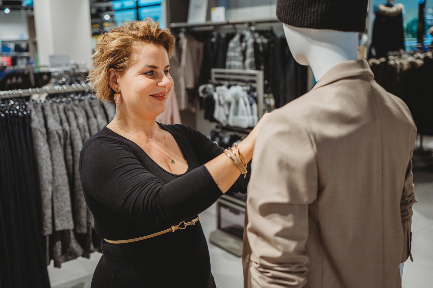 Marta upravuje styling na figuríně