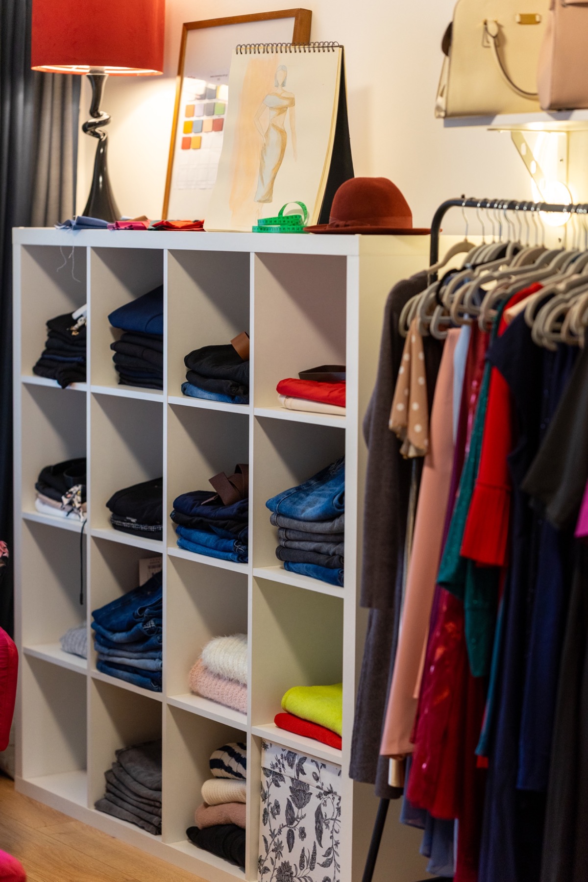 Oblečení a barevné materiály ve stylistickém salonu